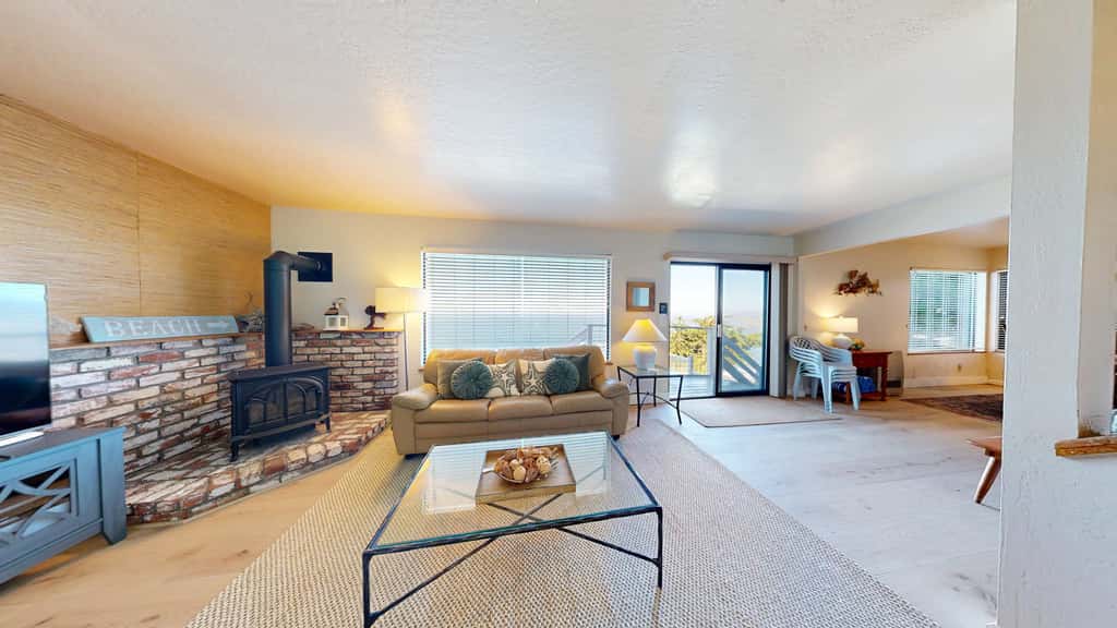 The Lookout Point - Oceanfront home with fireplace & private hot tub - close to town