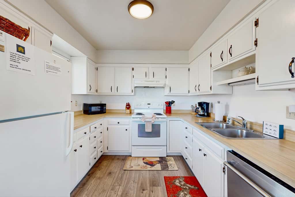 The Lookout Point - Oceanfront home with fireplace & private hot tub - close to town