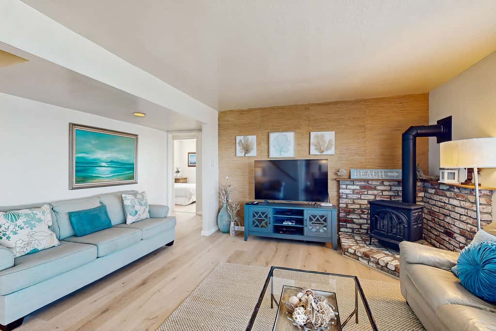 The Lookout Point - Oceanfront home with fireplace & private hot tub - close to town