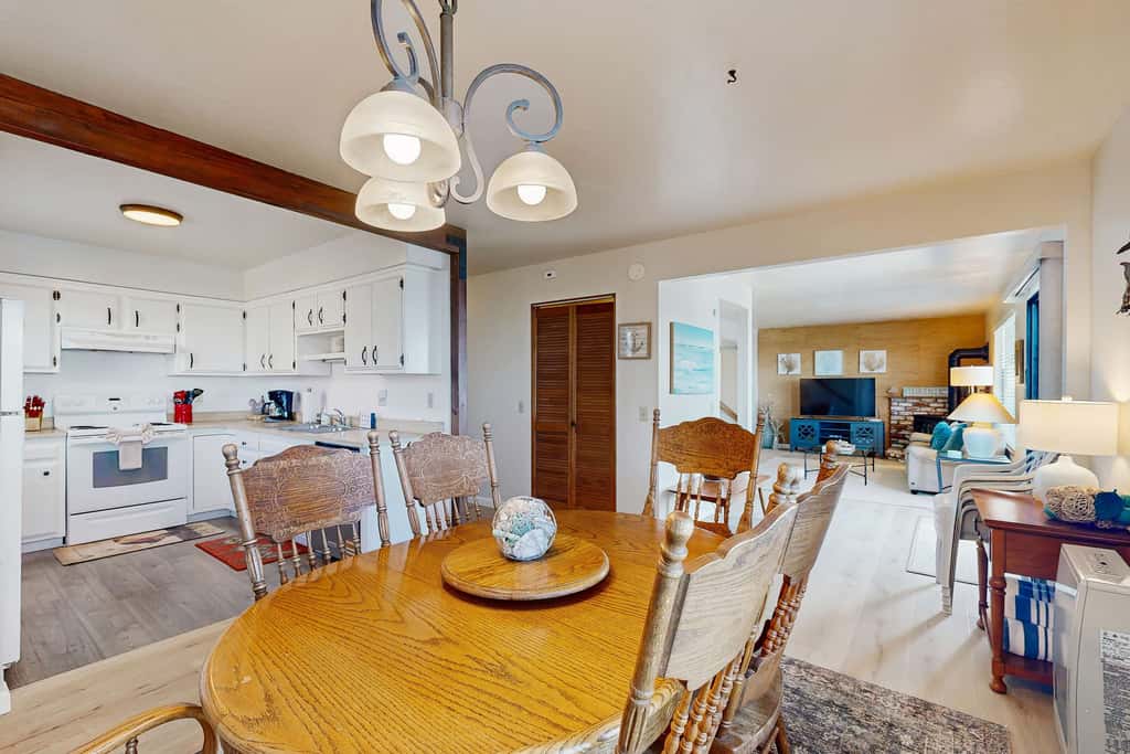 The Lookout Point - Oceanfront home with fireplace & private hot tub - close to town