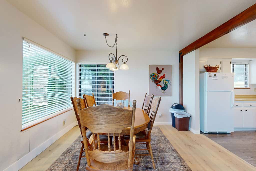 The Lookout Point - Oceanfront home with fireplace & private hot tub - close to town