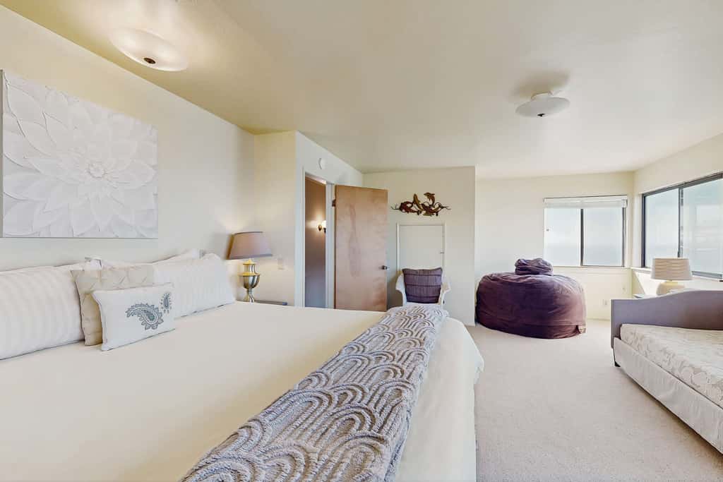 The Lookout Point - Oceanfront home with fireplace & private hot tub - close to town