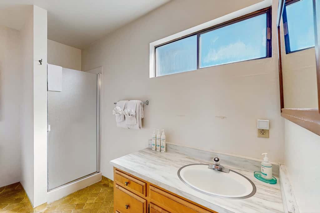 The Lookout Point - Oceanfront home with fireplace & private hot tub - close to town
