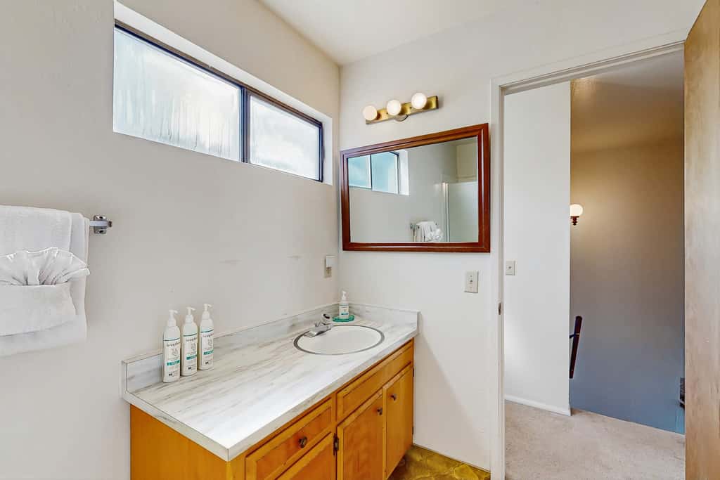 The Lookout Point - Oceanfront home with fireplace & private hot tub - close to town