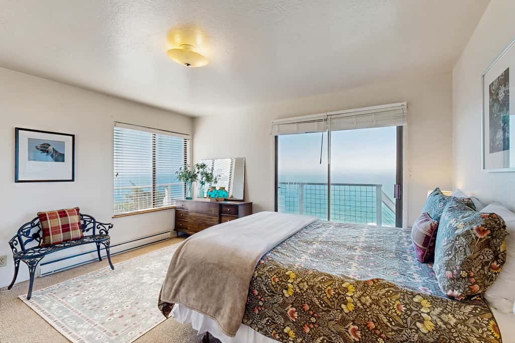 The Lookout Point - Oceanfront home with fireplace & private hot tub - close to town