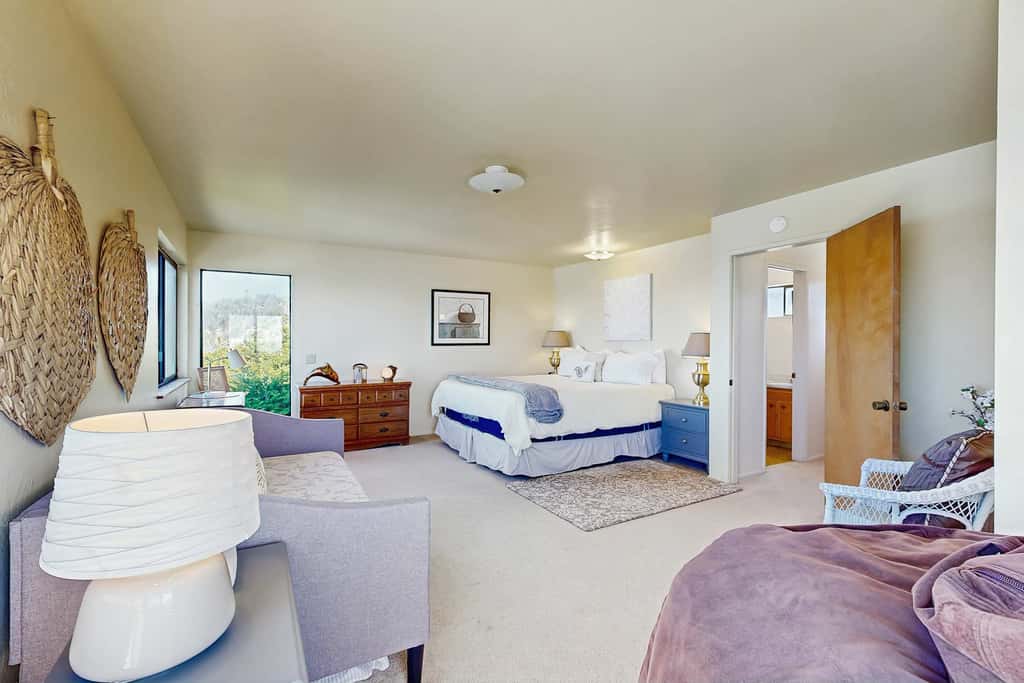 The Lookout Point - Oceanfront home with fireplace & private hot tub - close to town