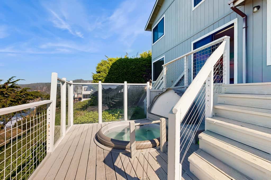 The Lookout Point - Oceanfront home with fireplace & private hot tub - close to town