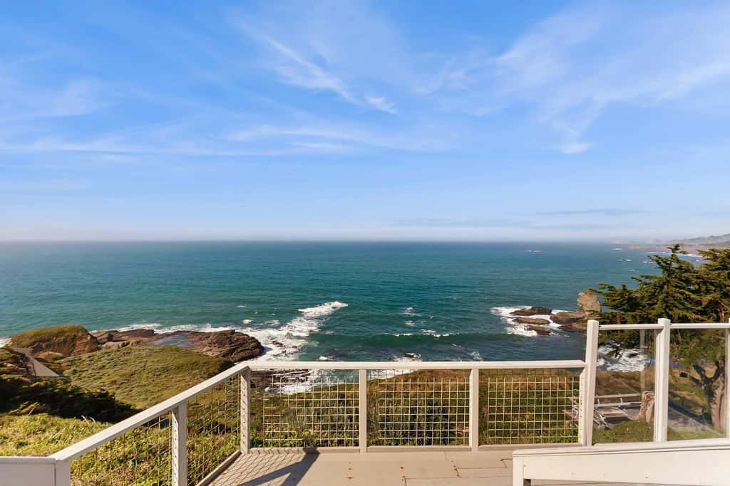 The Lookout Point - Oceanfront home with fireplace & private hot tub - close to town
