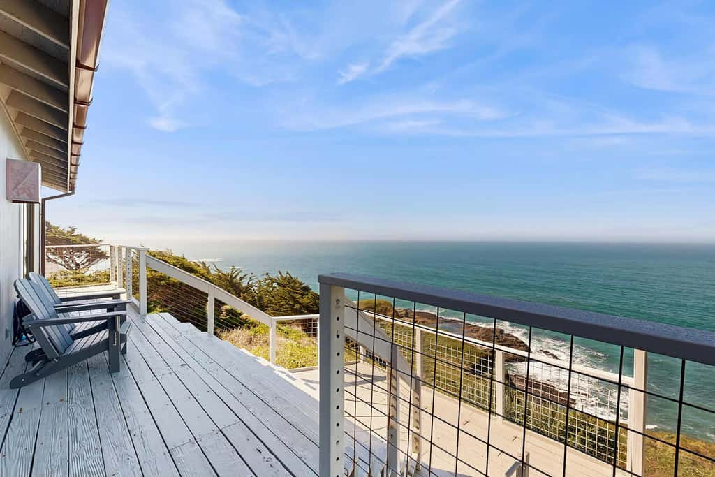The Lookout Point - Oceanfront home with fireplace & private hot tub - close to town
