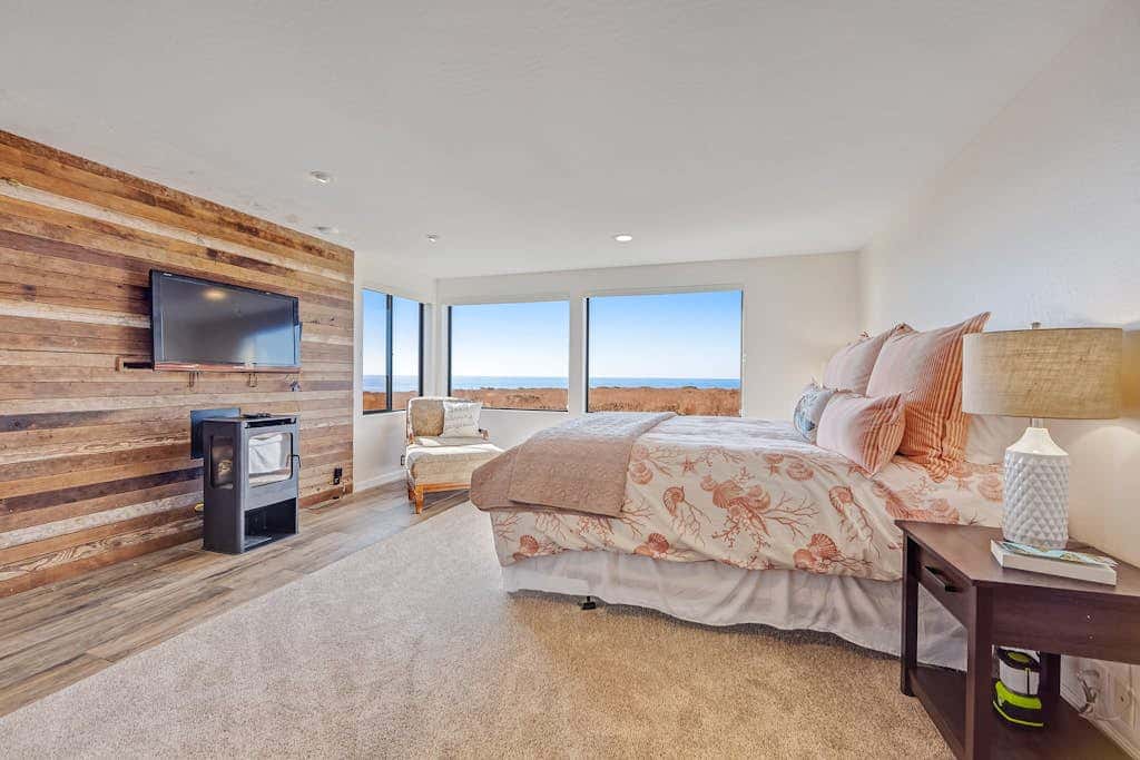 Del Mar Point - Dog-friendly home with cove views, a private hot tub, & rec center access