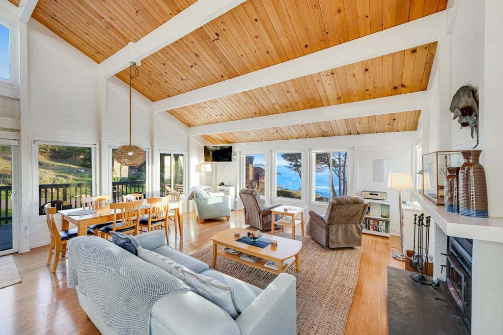 Otter's Rest - Gualala blufftop cottage with fireplace & grill, dogs welcome