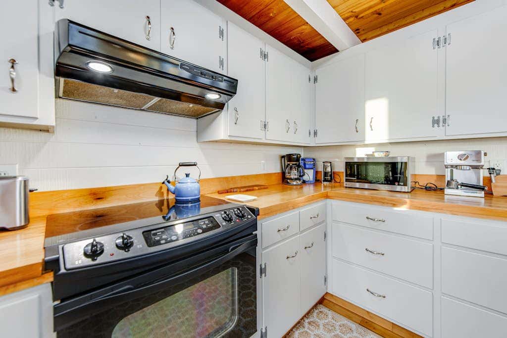 Otter's Rest - Gualala blufftop cottage with fireplace & grill, dogs welcome