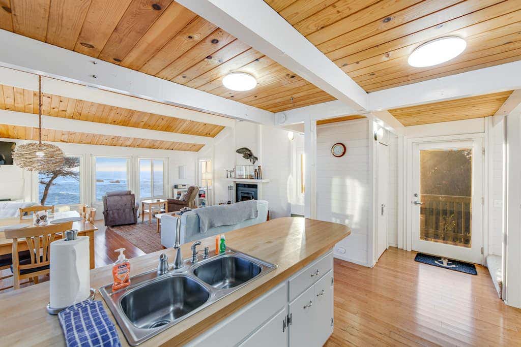 Otter's Rest - Gualala blufftop cottage with fireplace & grill, dogs welcome