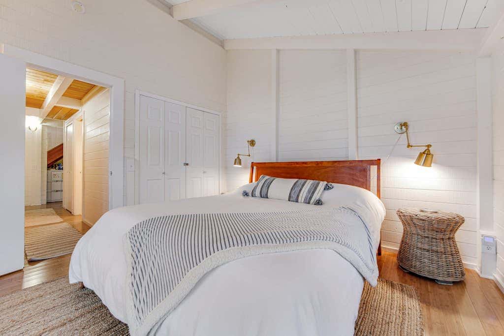 Otter's Rest - Gualala blufftop cottage with fireplace & grill, dogs welcome