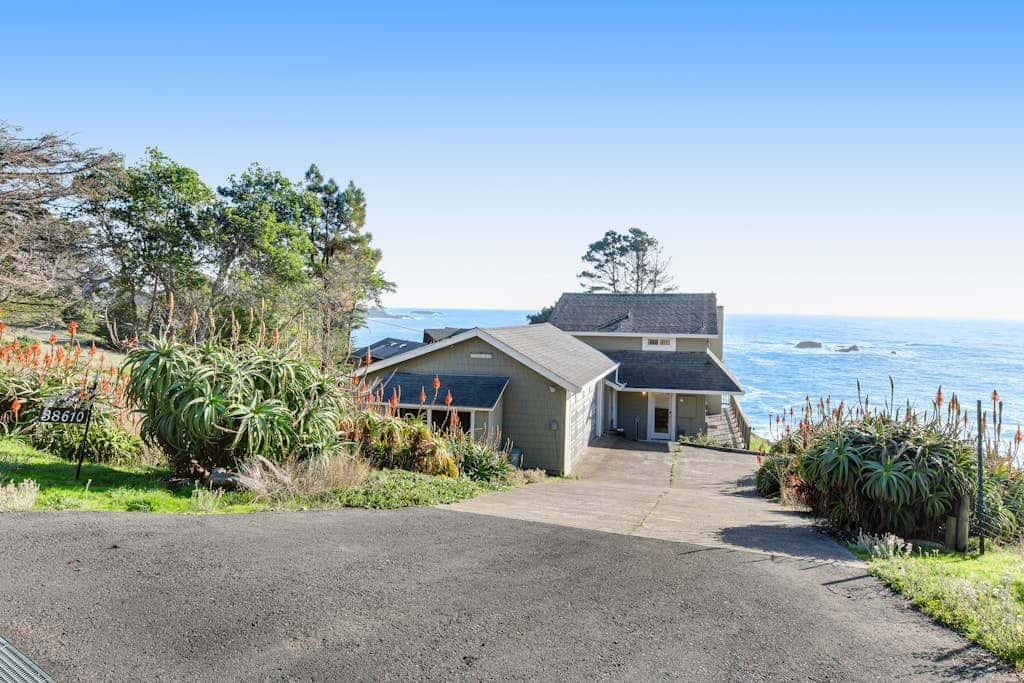 Otter's Rest - Gualala blufftop cottage with fireplace & grill, dogs welcome