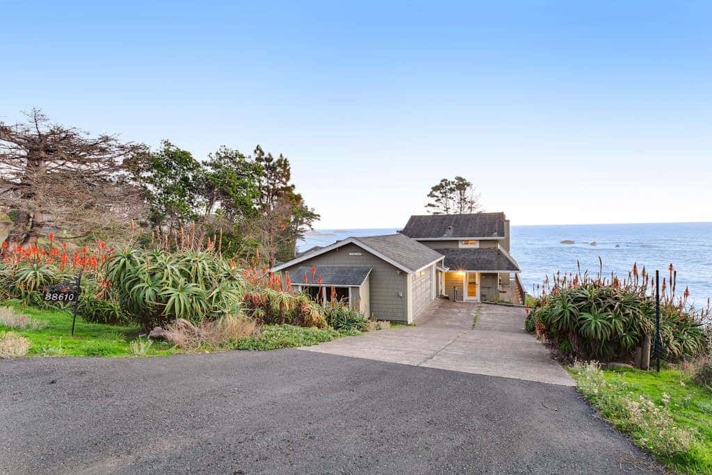 Otter's Rest - Gualala blufftop cottage with fireplace & grill, dogs welcome