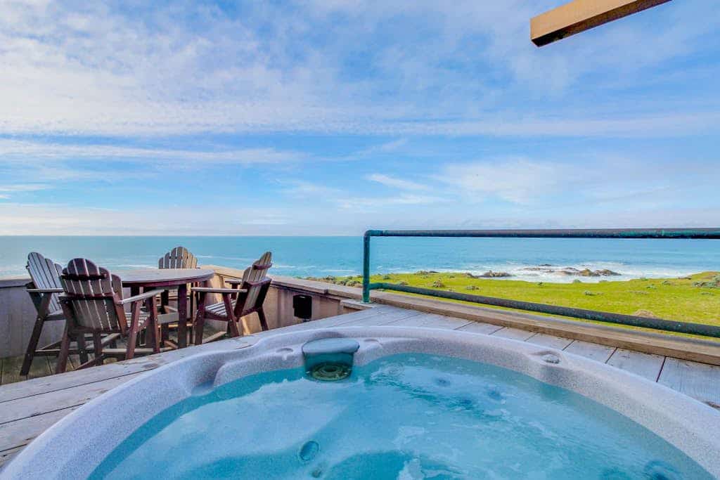 Nothing between you and the Pacific but fresh salt air and the sound of the surf. Soak in the hot tub as the sun dips below the Pacific. Bring your pup -- dogs love the bluff trails here. Room for 7 in this 3-bedroom home. Just a 9-minute walk to the heated community pool. Sea Ranch's iconic trails, tidepools, and heated pools are all at your doorstep. The light here shifts by the hour -- silver mornings, gold afternoons, pink-and-orange sunsets.