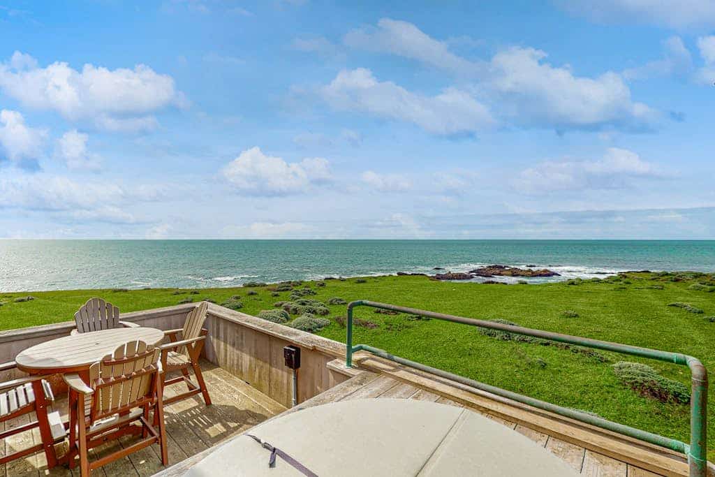 Nothing between you and the Pacific but fresh salt air and the sound of the surf. Soak in the hot tub as the sun dips below the Pacific. Bring your pup -- dogs love the bluff trails here. Room for 7 in this 3-bedroom home. Just a 9-minute walk to the heated community pool. Sea Ranch's iconic trails, tidepools, and heated pools are all at your doorstep. The light here shifts by the hour -- silver mornings, gold afternoons, pink-and-orange sunsets.
