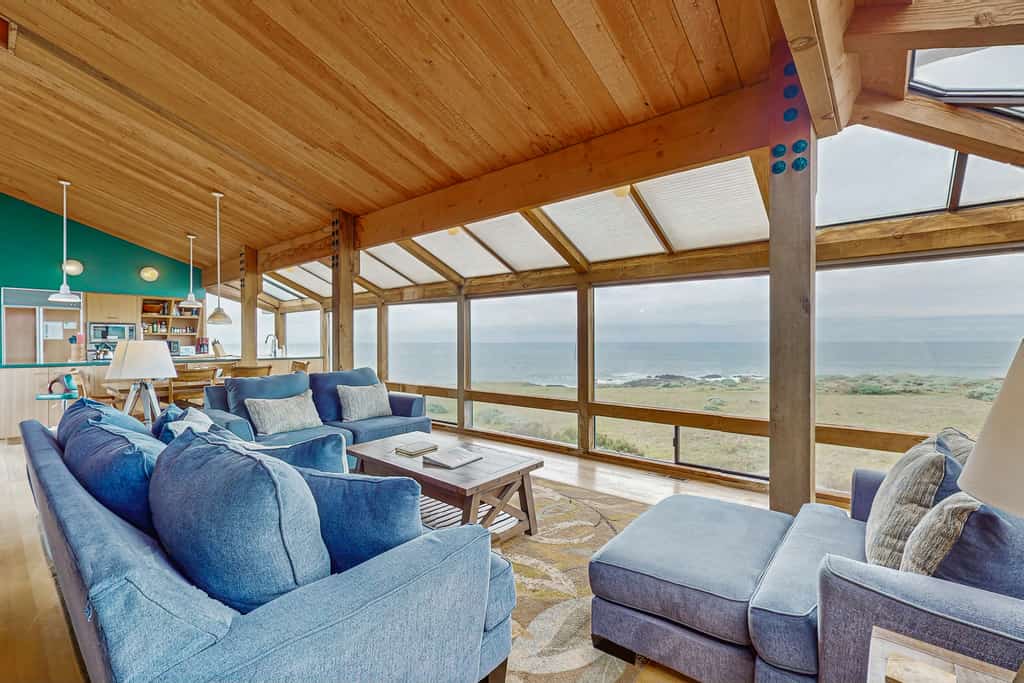 Nothing between you and the Pacific but fresh salt air and the sound of the surf. Soak in the hot tub as the sun dips below the Pacific. Bring your pup -- dogs love the bluff trails here. Room for 7 in this 3-bedroom home. Just a 9-minute walk to the heated community pool. Sea Ranch's iconic trails, tidepools, and heated pools are all at your doorstep. The light here shifts by the hour -- silver mornings, gold afternoons, pink-and-orange sunsets.