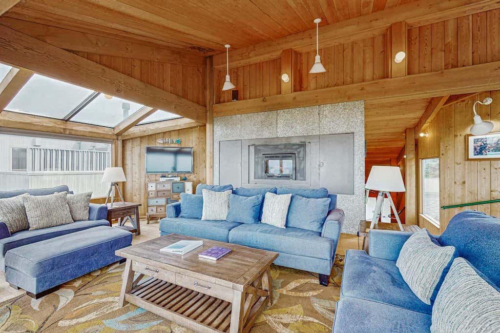 Compass Rose - Oceanfront estate with private hot tub & courtyard, dogs welcome