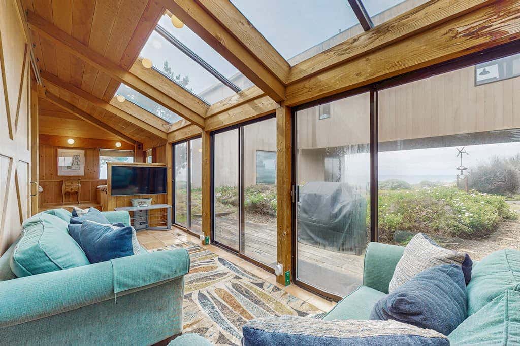 Compass Rose - Oceanfront estate with private hot tub & courtyard, dogs welcome