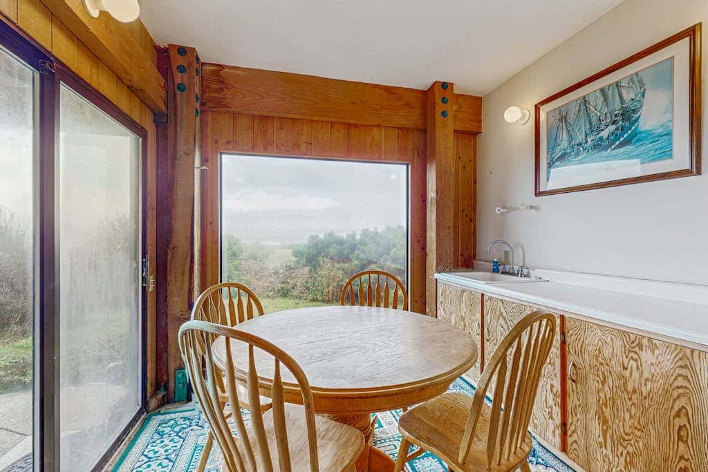 Compass Rose - Oceanfront estate with private hot tub & courtyard, dogs welcome