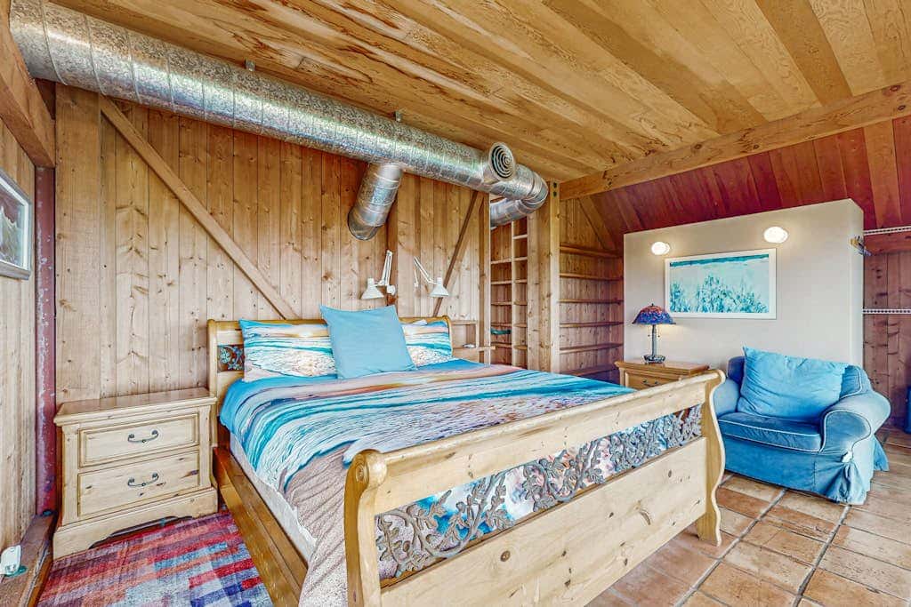 Compass Rose - Oceanfront estate with private hot tub & courtyard, dogs welcome