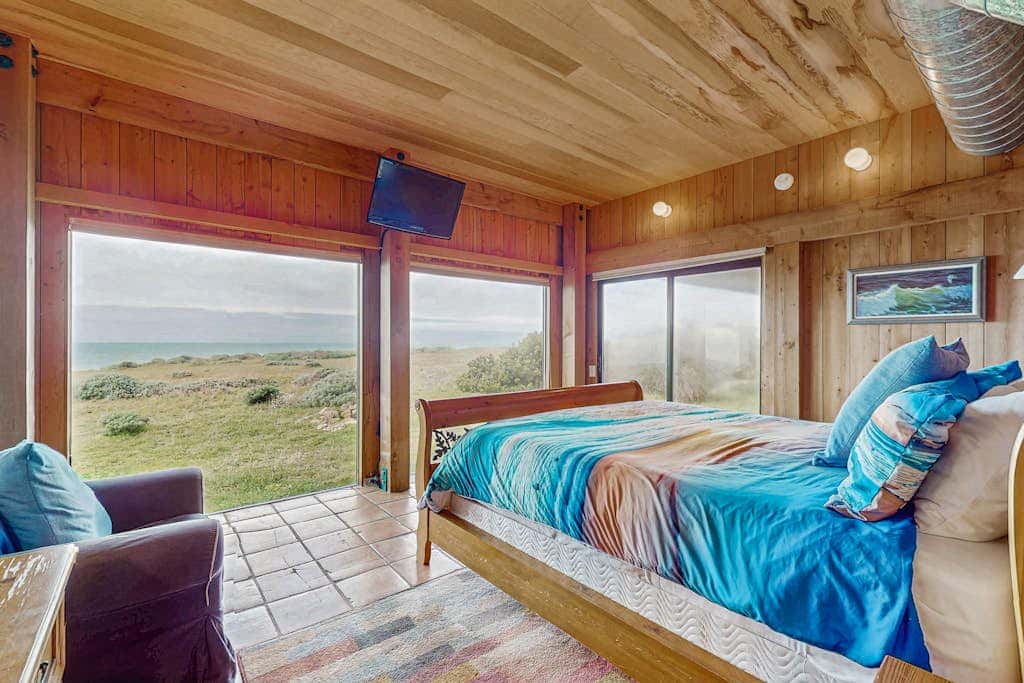 Compass Rose - Oceanfront estate with private hot tub & courtyard, dogs welcome