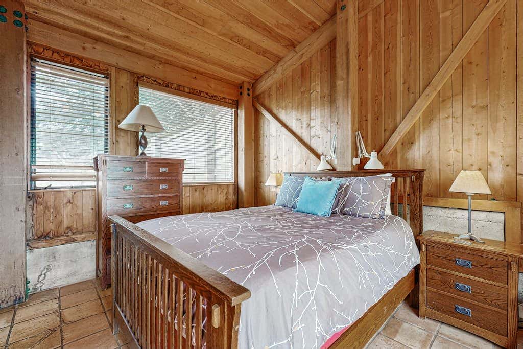 Compass Rose - Oceanfront estate with private hot tub & courtyard, dogs welcome