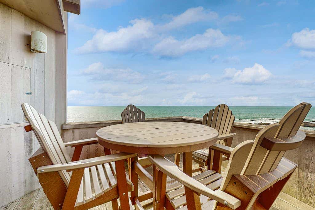 Compass Rose - Oceanfront estate with private hot tub & courtyard, dogs welcome