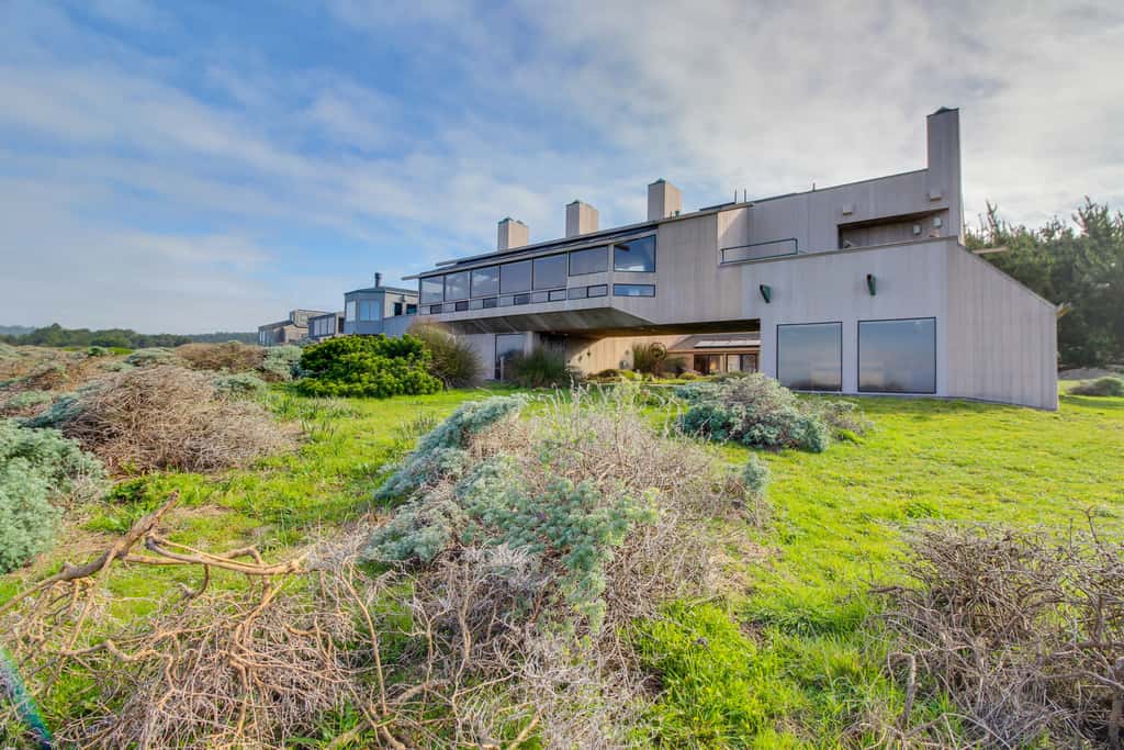 Compass Rose - Oceanfront estate with private hot tub & courtyard, dogs welcome