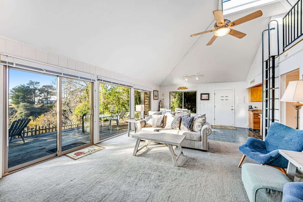 Ocean views stretch across the horizon from this sun-filled coastal home. Soak in the hot tub as the sun dips below the Pacific. Step outside to a deck overlooking the ocean. Room for 4 in this 1-bedroom home. Local restaurants, river access, and Gualala Point Regional Park are a short drive away. Art galleries, river trails, and the wild Pacific are all within reach. At low tide, the rock shelves reveal a hidden world of anemones, crabs, and starfish.