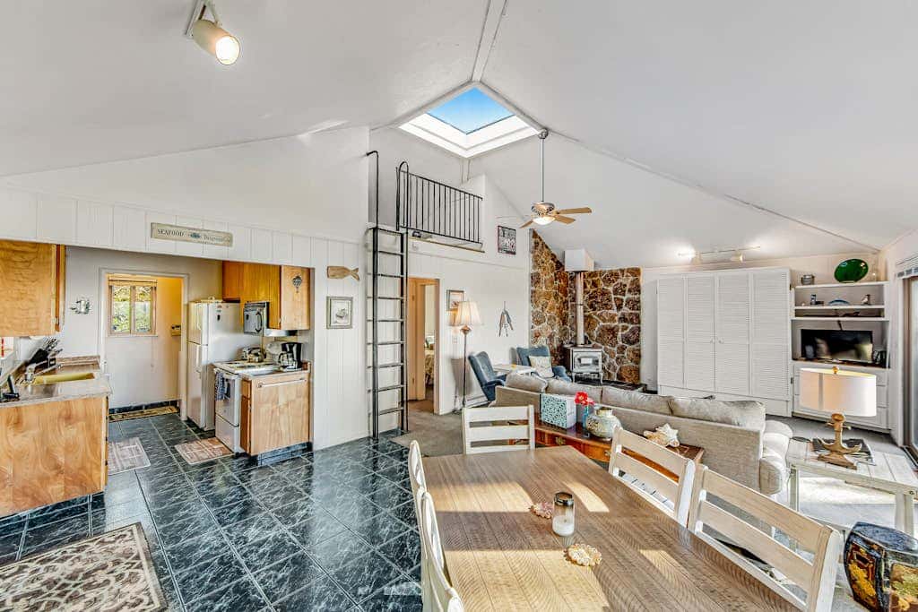 Cove House - Gualala cottage with private hot tub & ocean views near the bluffs