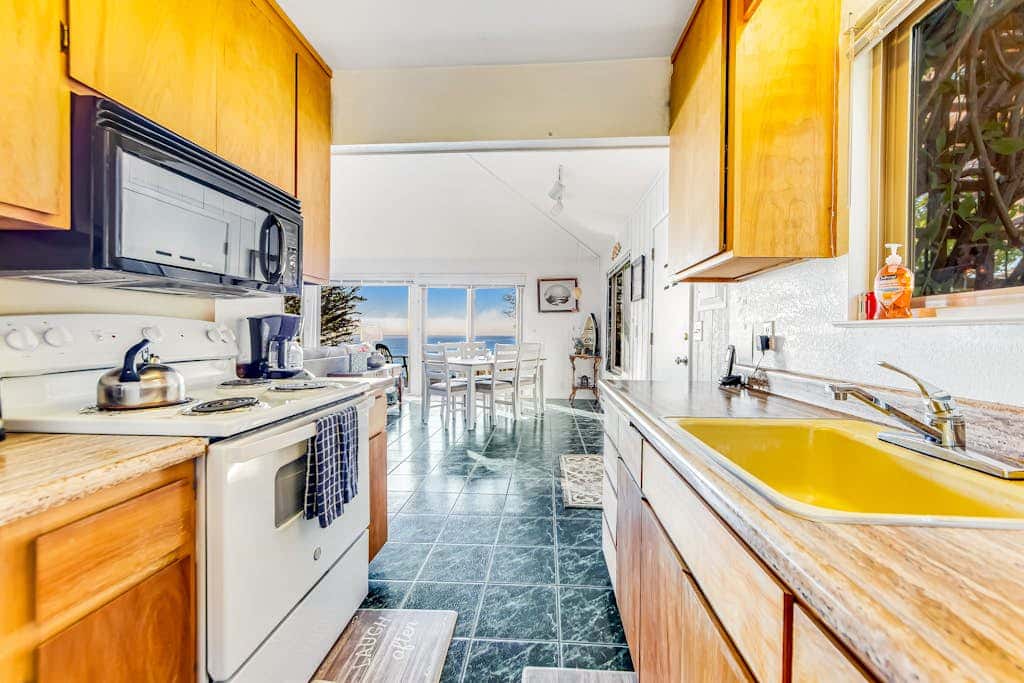 Cove House - Gualala cottage with private hot tub & ocean views near the bluffs