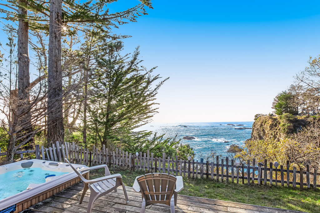 Cove House - Gualala cottage with private hot tub & ocean views near the bluffs