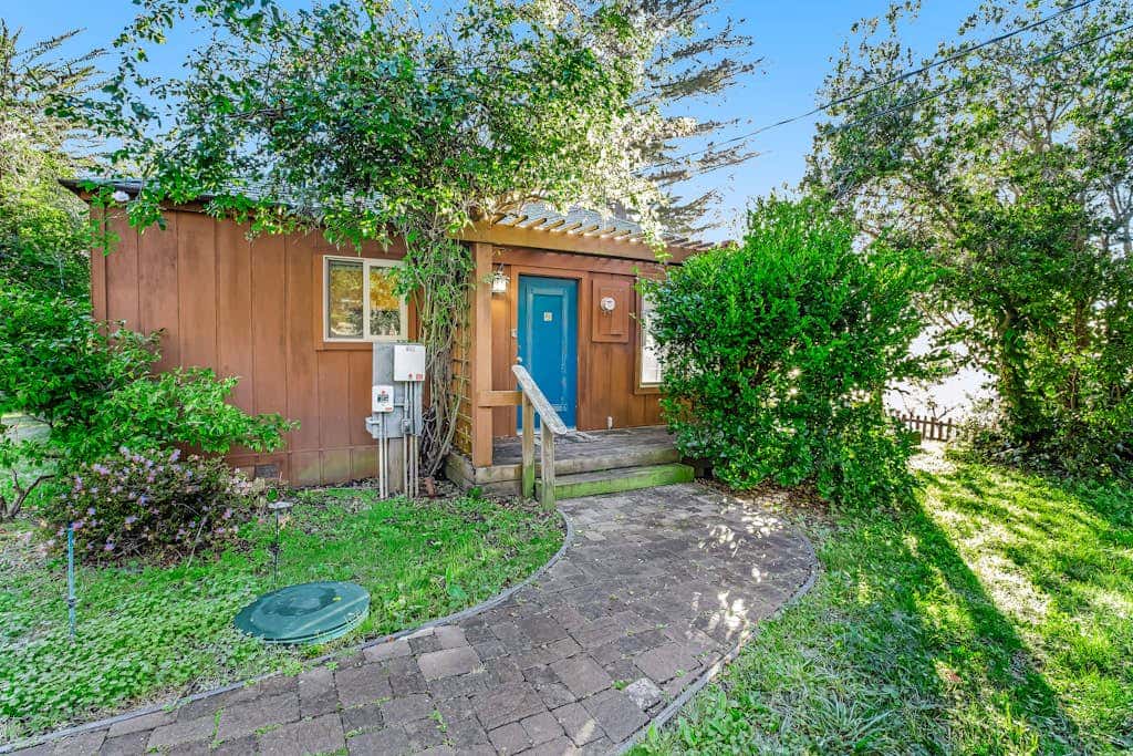 Cove House - Gualala cottage with private hot tub & ocean views near the bluffs