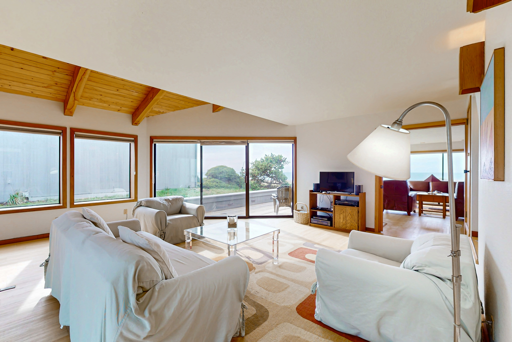 Double R - Sea Ranch blufftop home with private hot tub & EV charger