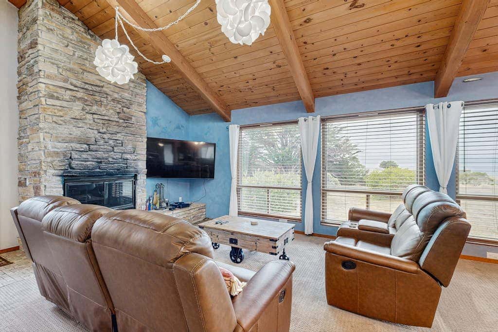 Ocean Star - Sea Ranch home with hot tub & game room, dogs welcome