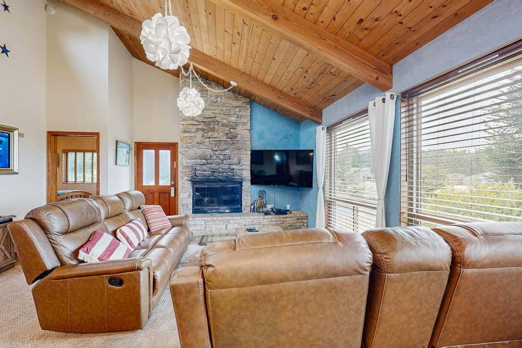 Ocean Star - Sea Ranch home with hot tub & game room, dogs welcome