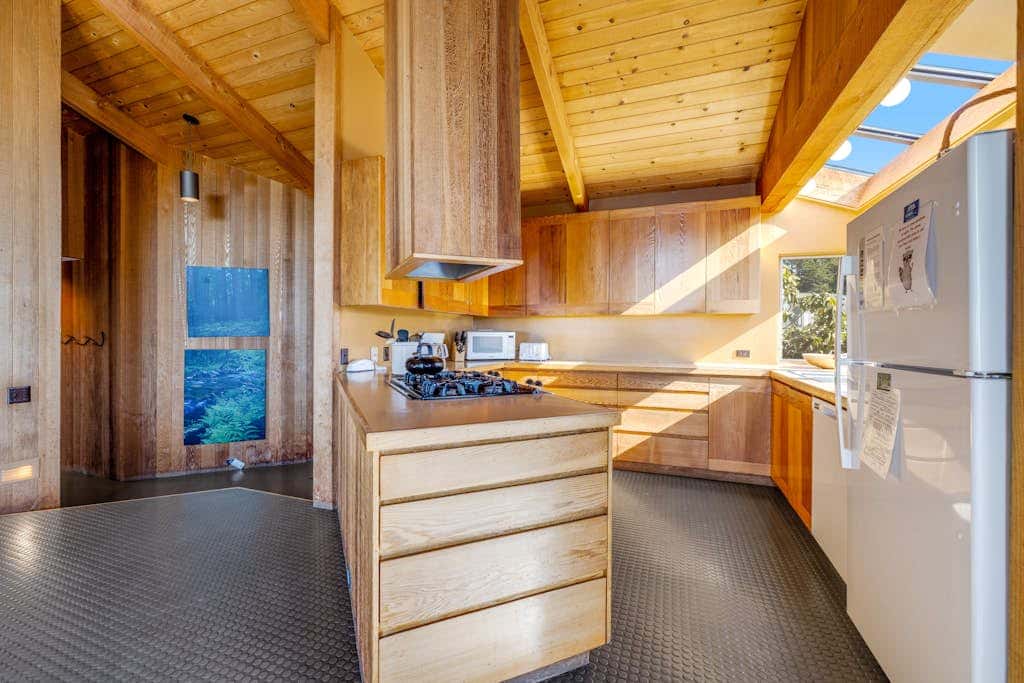 Samson Getaway - Ocean-view meadow home with hot tub near Walk On Beach, dogs welcome