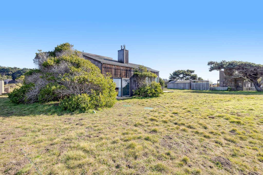 Samson Getaway - Ocean-view meadow home with hot tub near Walk On Beach, dogs welcome