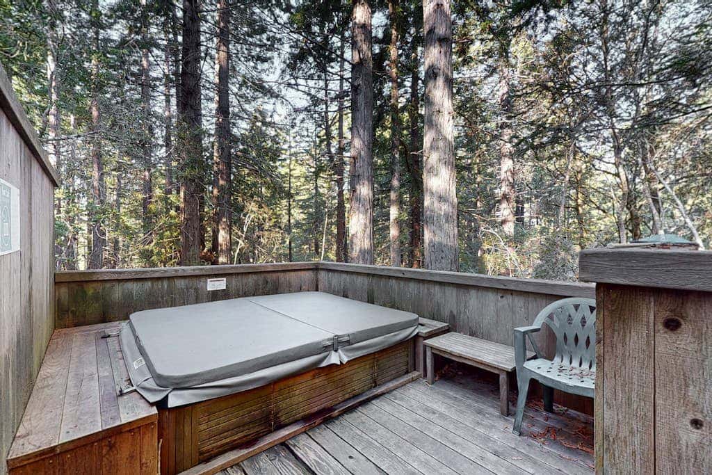 Longwell House - Forested home with private hot tub & fireplace near trails