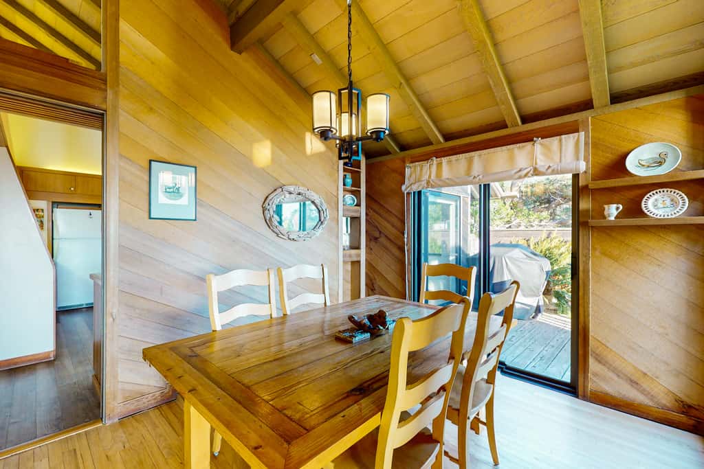 Vista Grande - Obie Bowman-designed home with private hot tub near Black Point