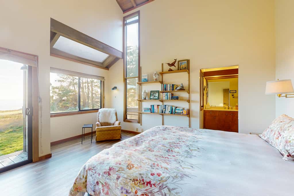 Vista Grande - Obie Bowman-designed home with private hot tub near Black Point