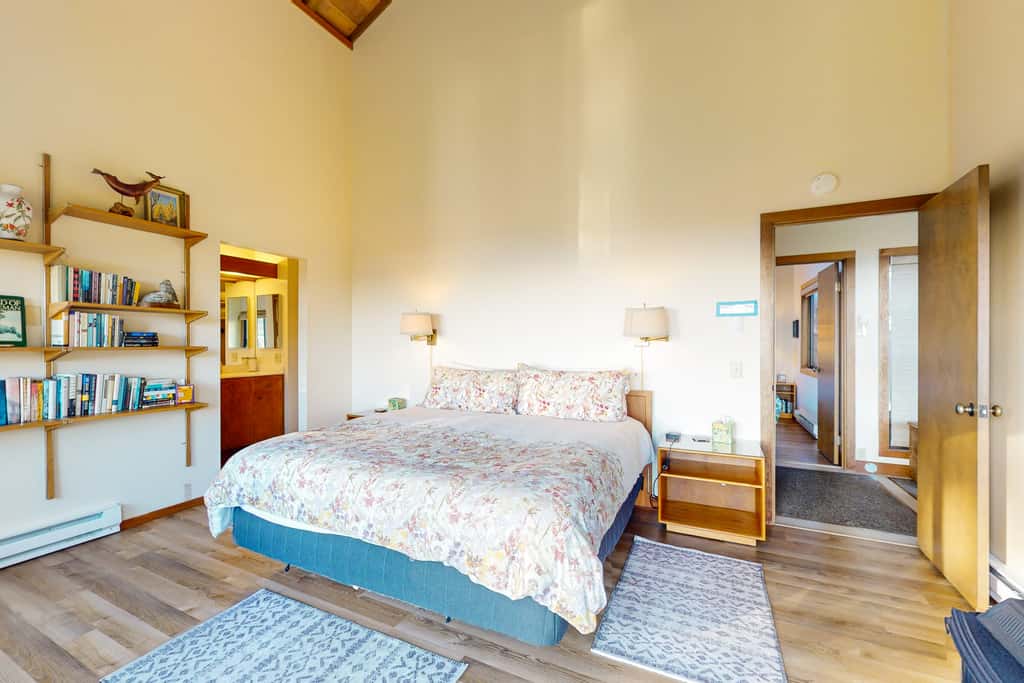 Vista Grande - Obie Bowman-designed home with private hot tub near Black Point