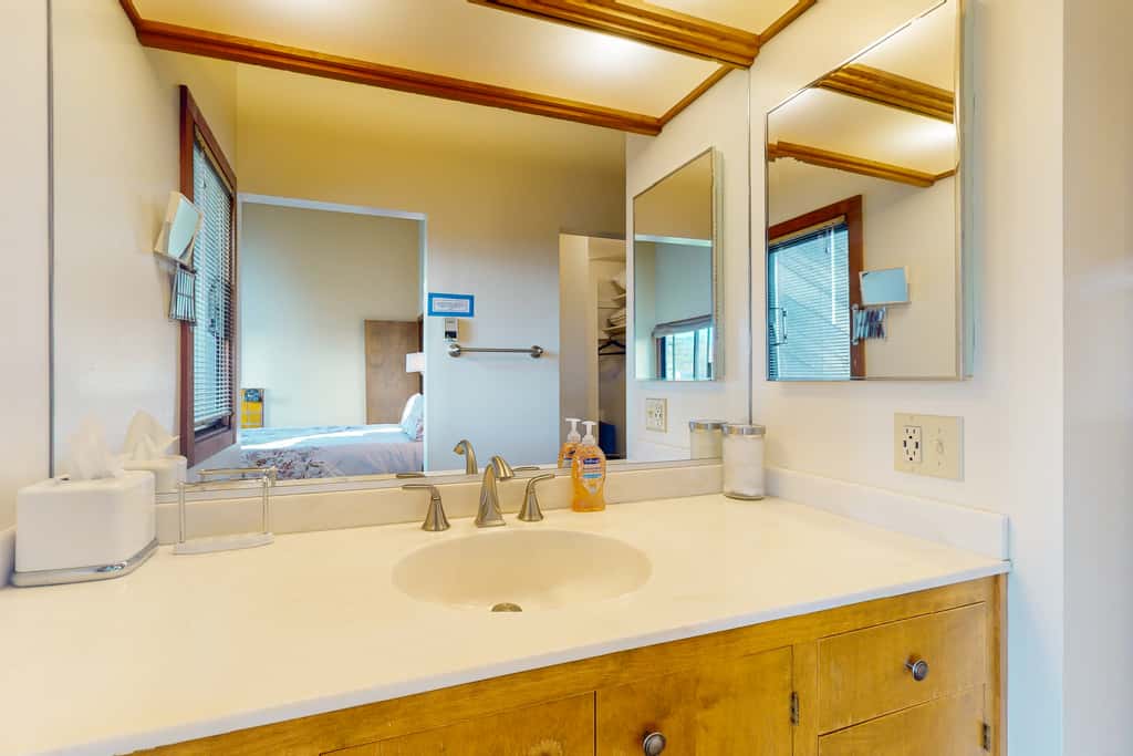 Vista Grande - Obie Bowman-designed home with private hot tub near Black Point