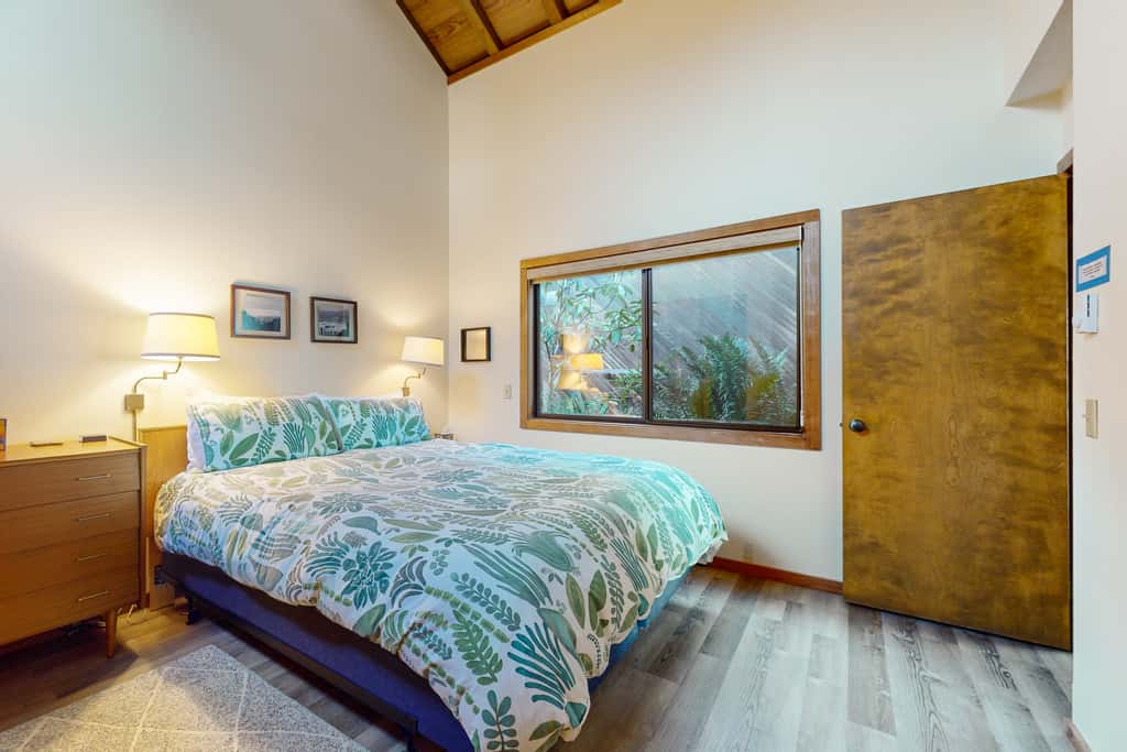 Vista Grande - Obie Bowman-designed home with private hot tub near Black Point