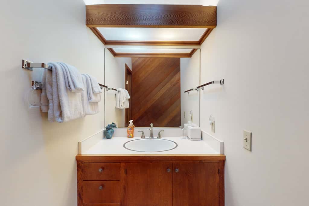 Vista Grande - Obie Bowman-designed home with private hot tub near Black Point