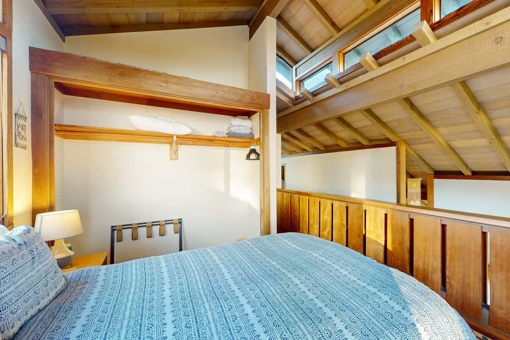 Vista Grande - Obie Bowman-designed home with private hot tub near Black Point