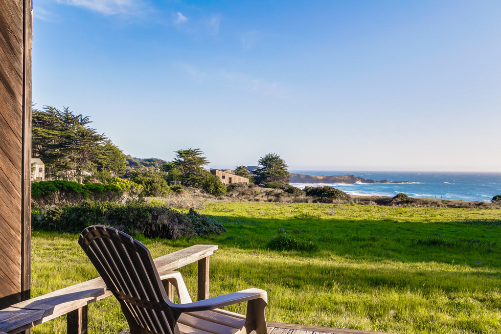 Vista Grande - Obie Bowman-designed home with private hot tub near Black Point